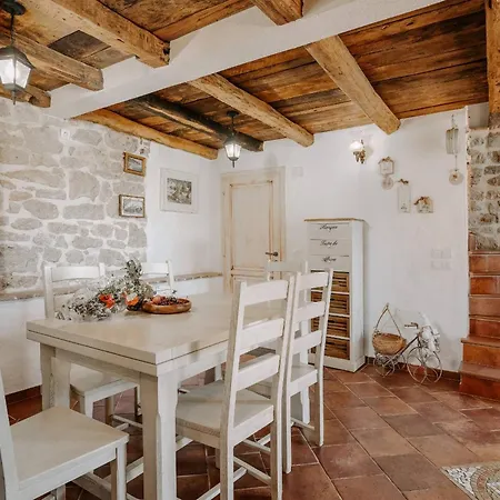 Petra Vila *